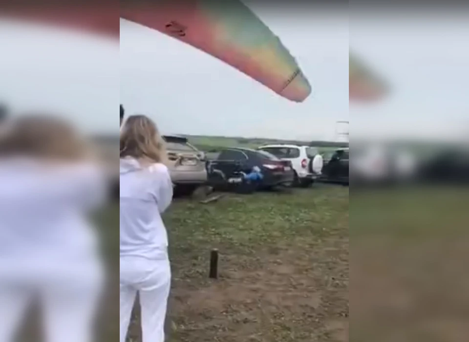 Скриншот с видео Евгения Кузнецова из "ВКонтакте". На кадре - момент столкновения с иномаркой