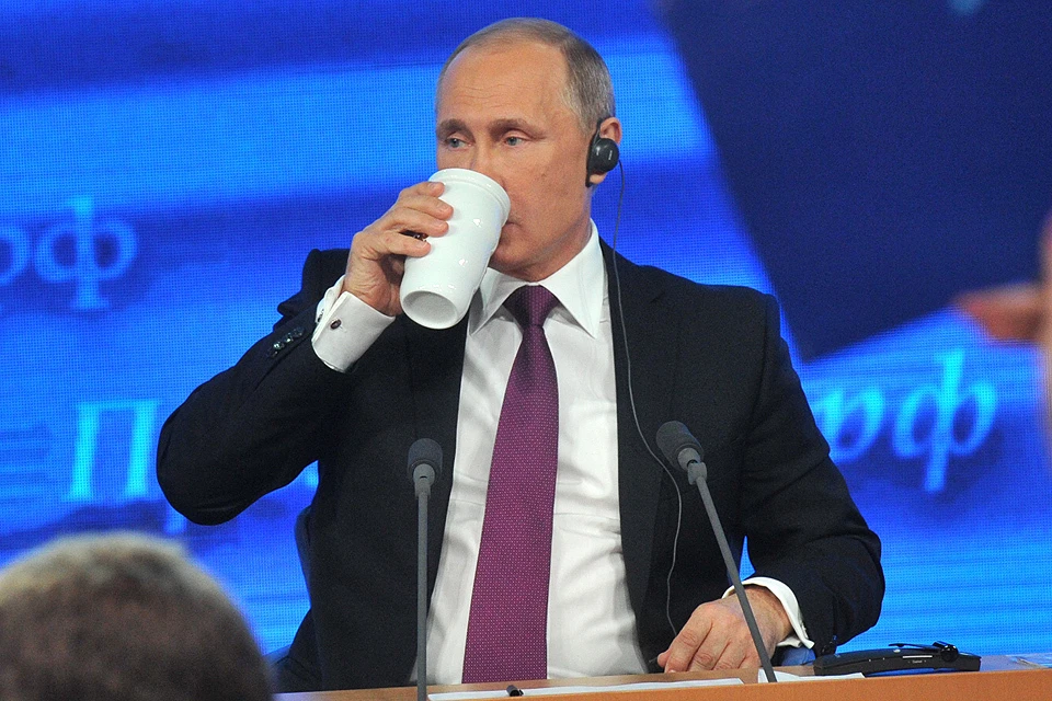 Владимир Путин пьет чай из кружки-термоса во время Ежегодной большой пресс-конференции.