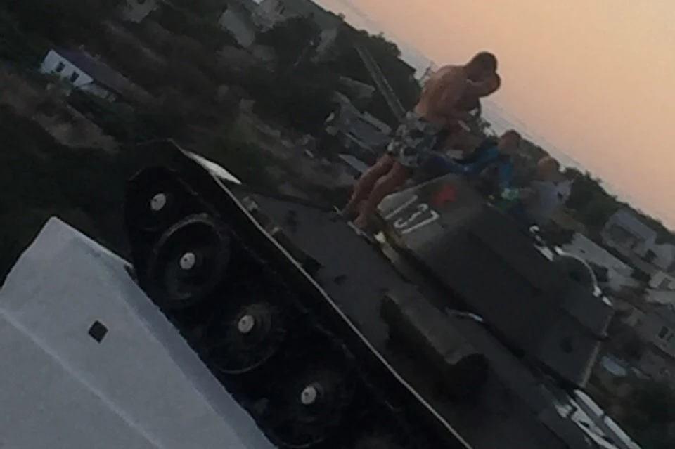 Танк установлен в районе Красная горка. Фото: Инцидент Крым|Симферополь|Севастополь ДТП\VK