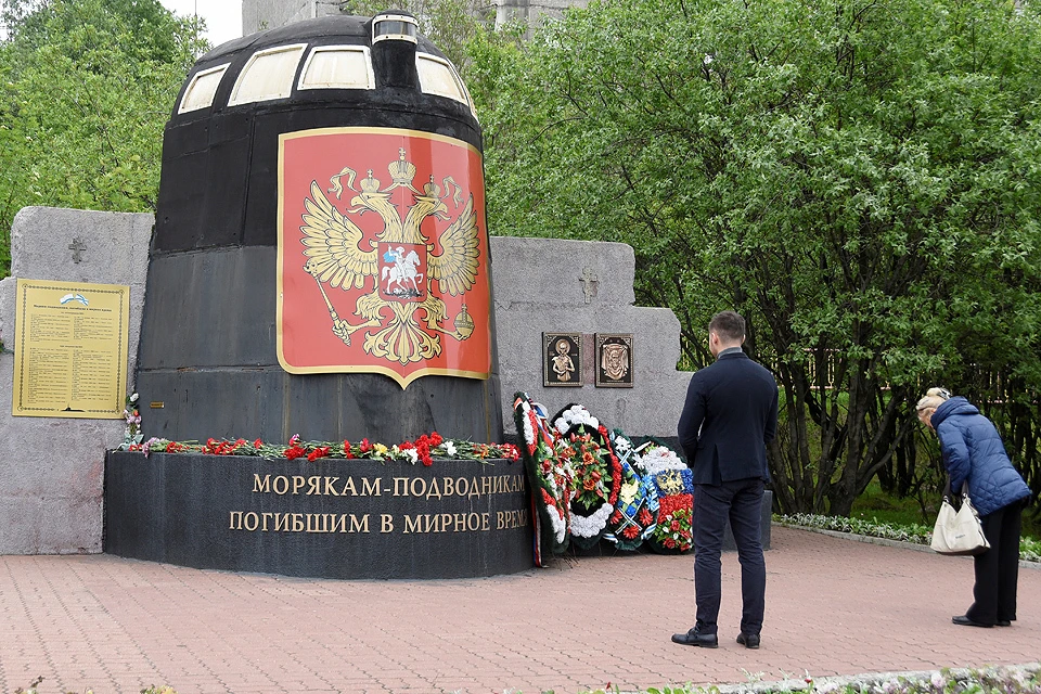 У памятника погибшим морякам-подводникам в Мурманске.