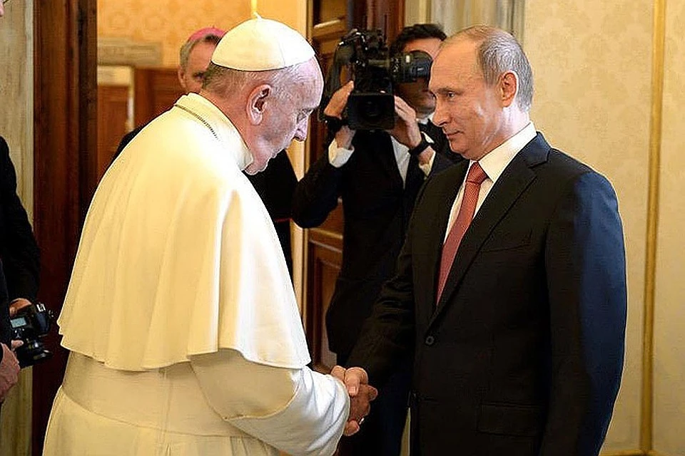 Прошлая беседа президента с понтификом, проходившая за закрытыми дверями, продолжалась около часа.