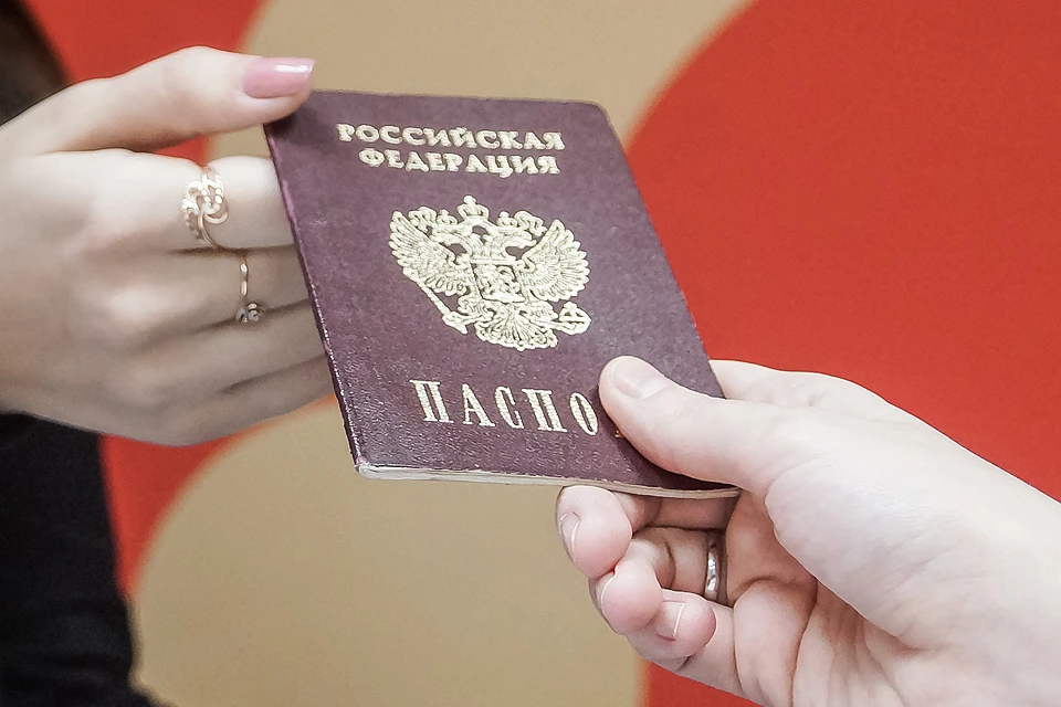 Выпуск классического бумажного паспорта прекратится в России с 2023 года.
