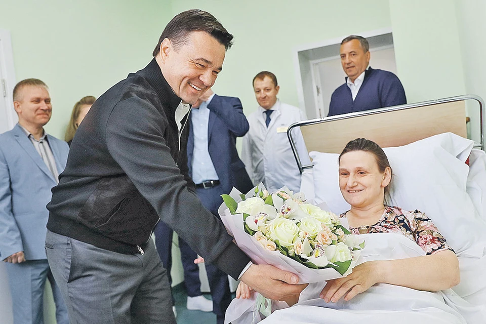Губернатор Андрей Воробьёв поздравил Юлию Голубеву с рождением четырнадцатого ребенка. Фото: Константин СЕМЕНЕЦ