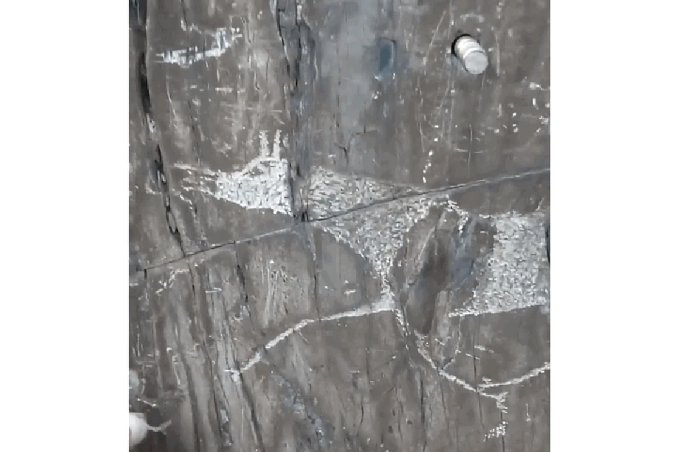 Вандалы-альпинисты испортили наскальную живопись на Тутальской писанице. ФОТО: кадр видео Константин Берегов (beregribakoff142).