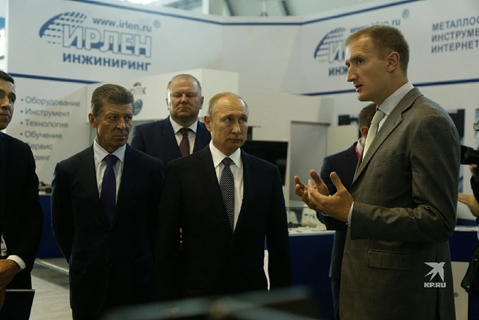 После этого Владимир Путин отправился на обход по павильонам выставки "Иннопром".