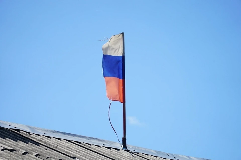 Старый флаг заменили фанатской атрибутикой. Фото: Роберт Карапетян