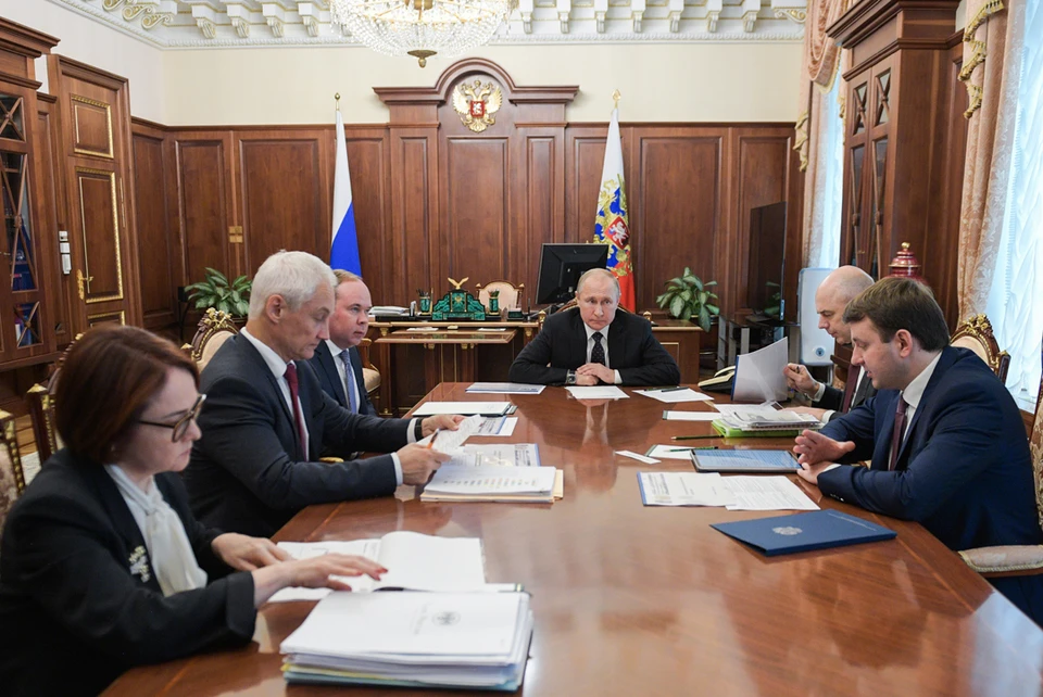 Президент РФ В.Путин провел совещание по экономическим вопросам в Кремле.