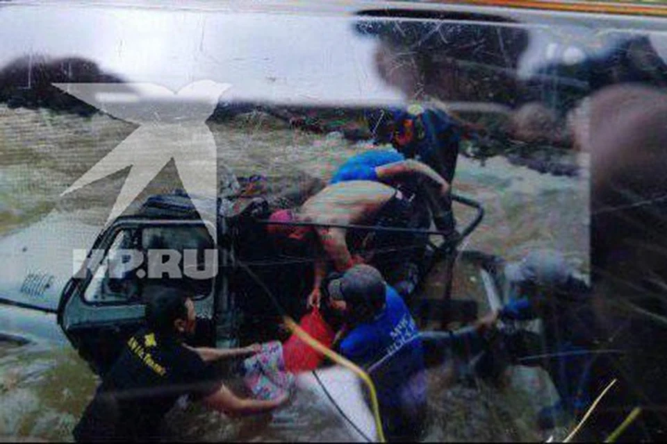 Гибель 9 человек в Тыве: появилось первое фото с места падения УАЗа в реку. Фото: эксклюзив "КП"