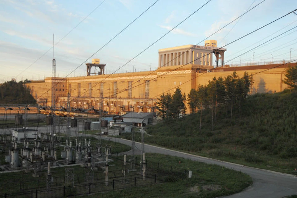 На старейшей ГЭС Сибири меняют гидроагрегаты.