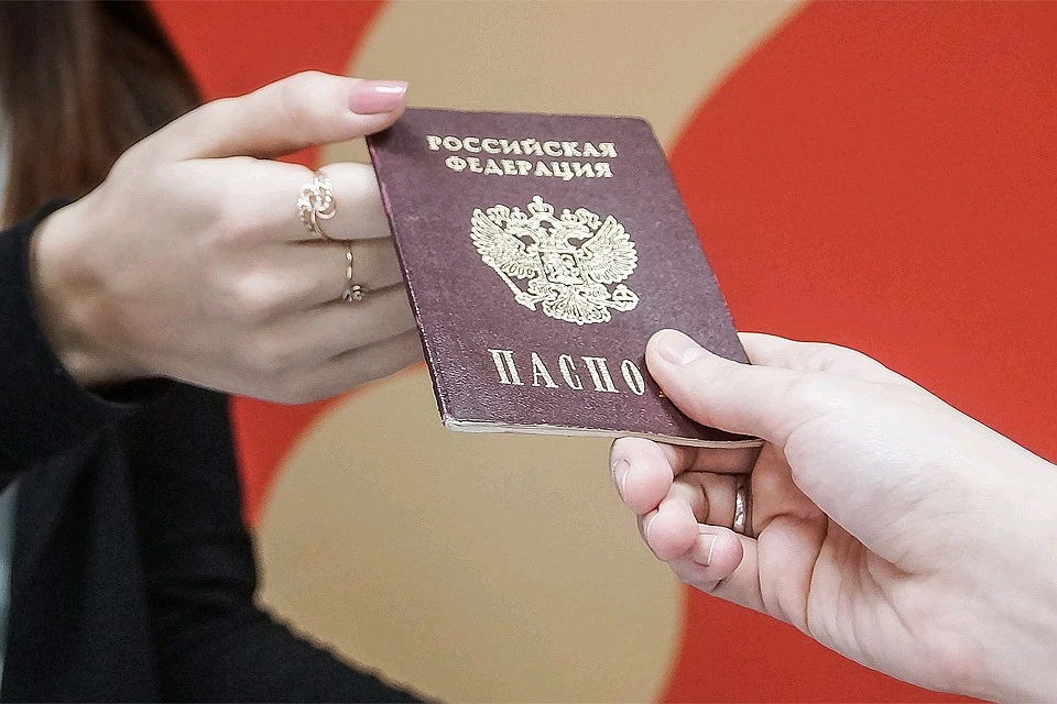 В ЛНР и ДНР более 25 тысяч человек подали заявления на получение российских паспортов
