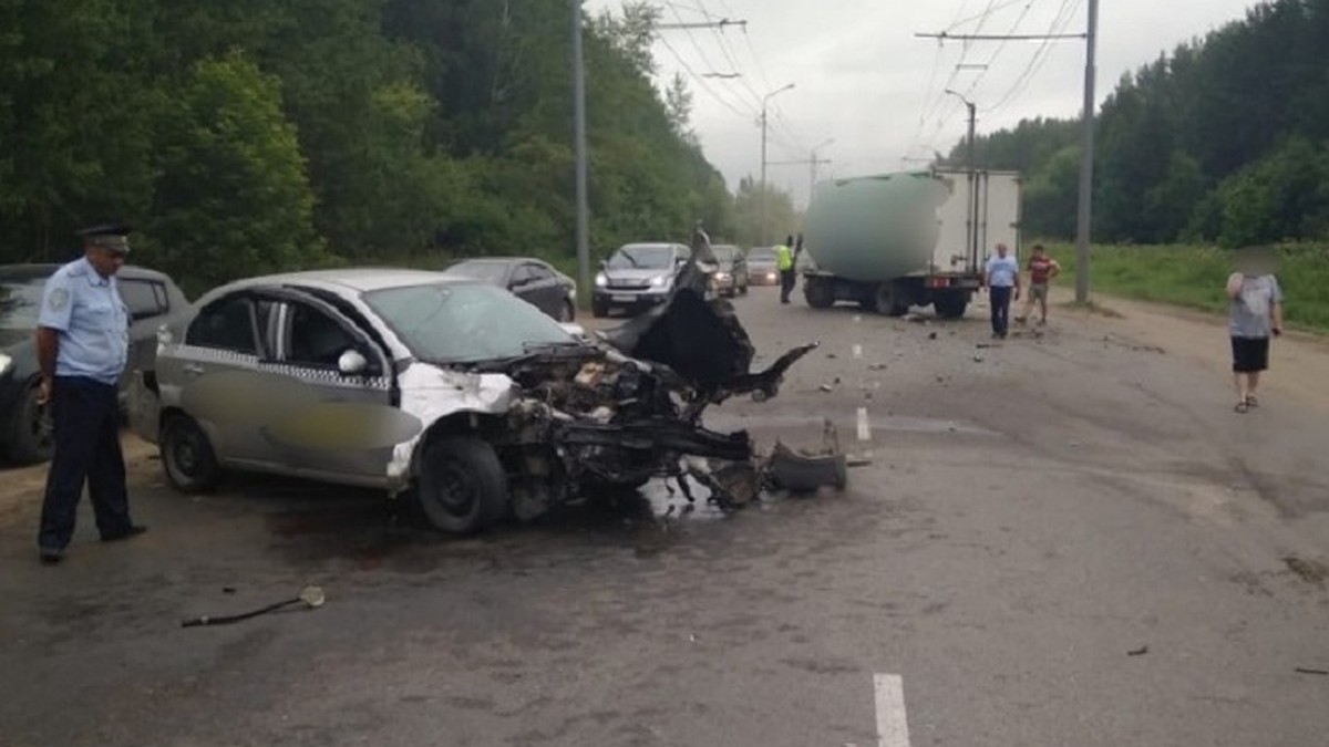 Машина такси врезалась в грузовик в Томске, пассажирка в реанимации - KP.RU