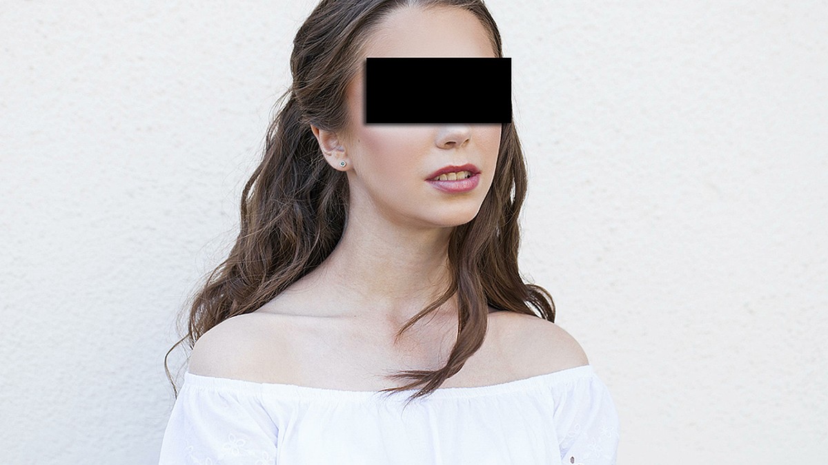 18-летняя целка ищет покупателя своей девственности в интернете фото