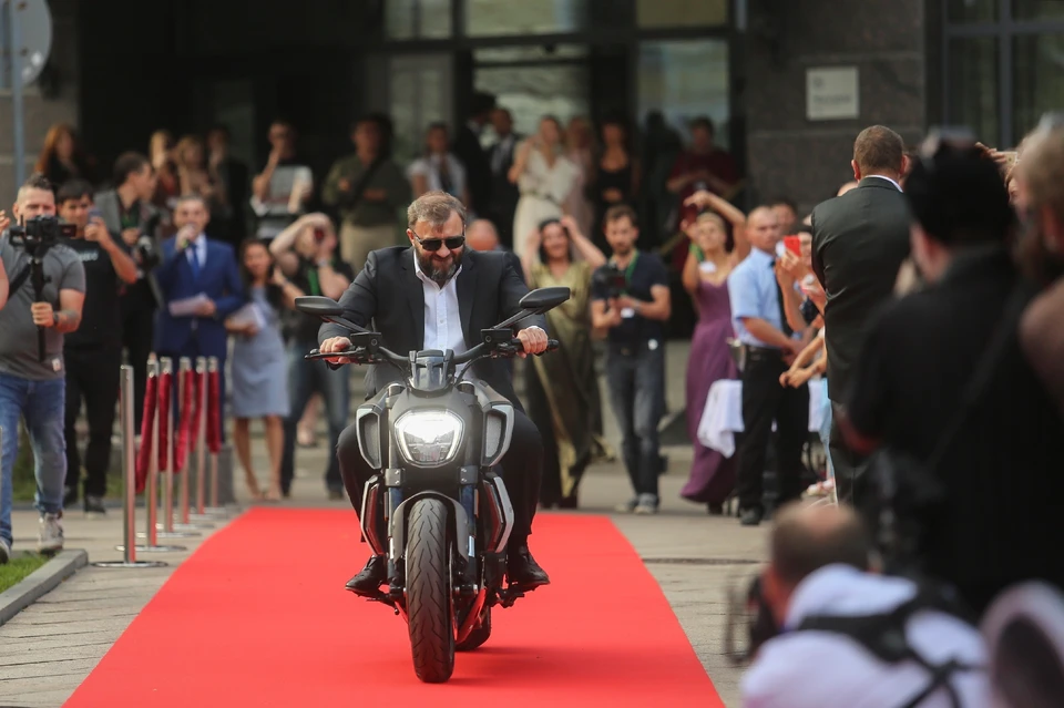 Президент фестиваля Михаил Пореченков въехал на красную дорожку на мотоцикле.