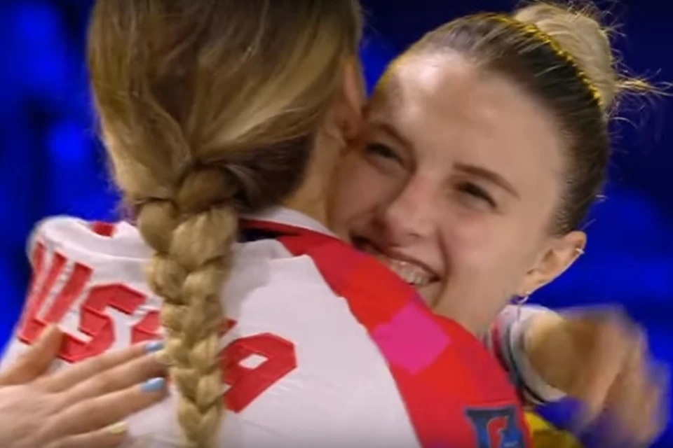 Харлан и Великая обнялись после финала чемпионата мира по фехтованию. Фото: YouTube.