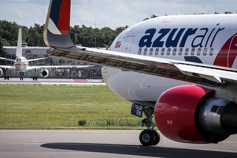 Самолет авиакомпании Azur Air в аэропорту.