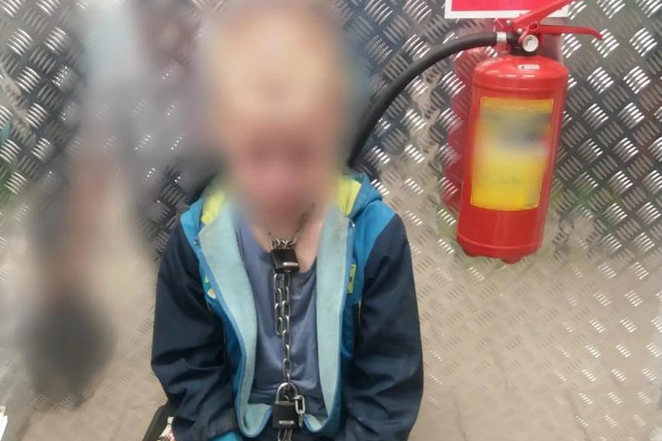 10-летнего Сашу отец посадил на цепь. Фото: полиция Белореченского района