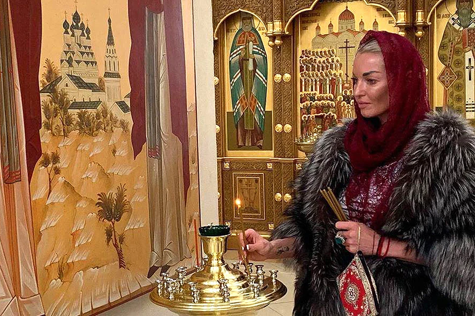 В Коломне Анастасия Волочкова заглянула в монастырь.