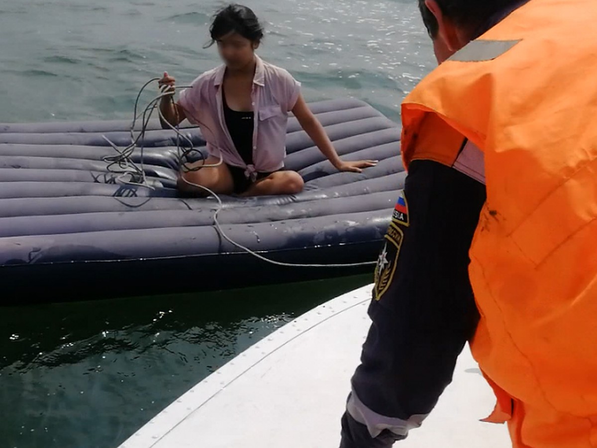 Унесённые морем: трёх девушек на надувном матрасе спасли в Каспийском море