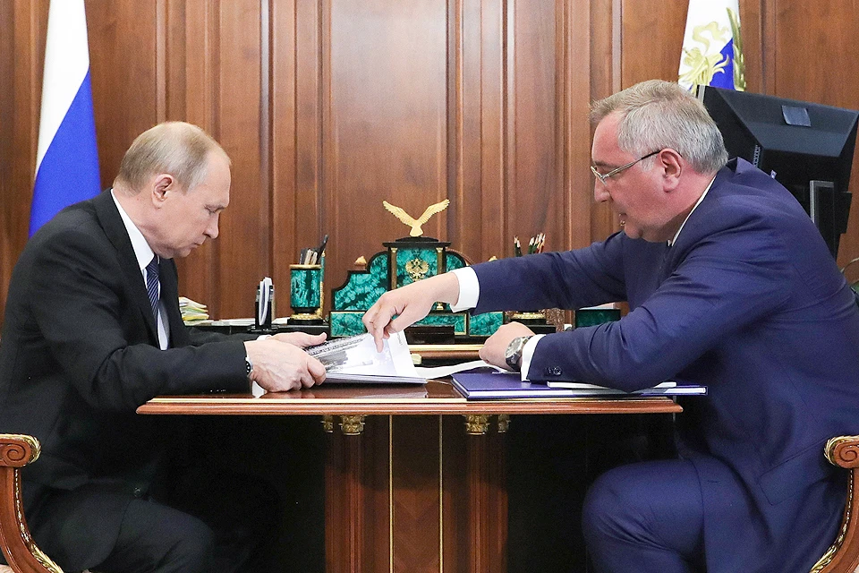 Президент РФ Владимир Путин и генеральный директор государственной корпорации по космической деятельности "Роскосмос" Дмитрий Рогозин во время встречи в Кремле. Фото Михаил Климентьев/пресс-служба президента РФ/ТАСС