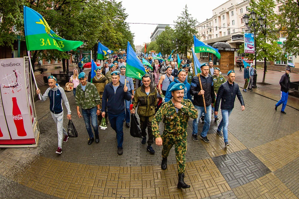 Десантники прошли маршем по Кировке.