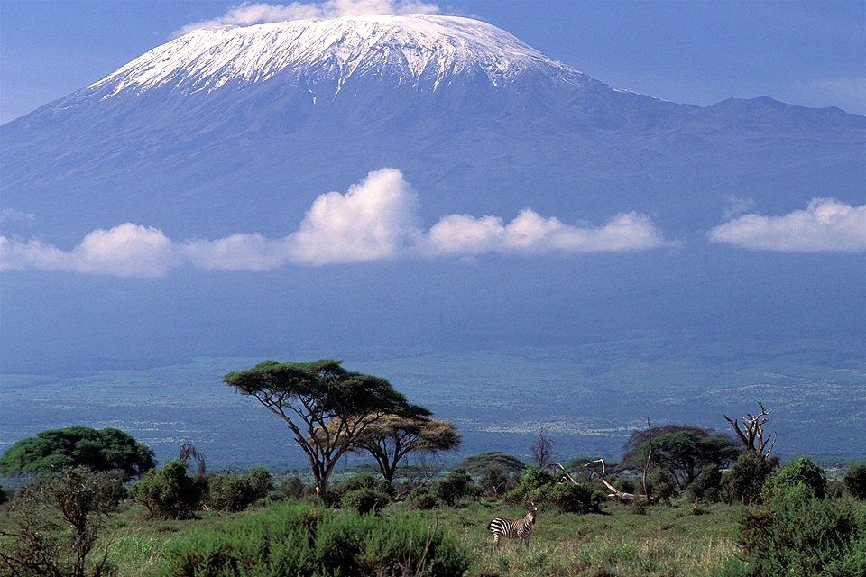Вид на высочайшую вершину Африки с территории нацпарка Амбосели.