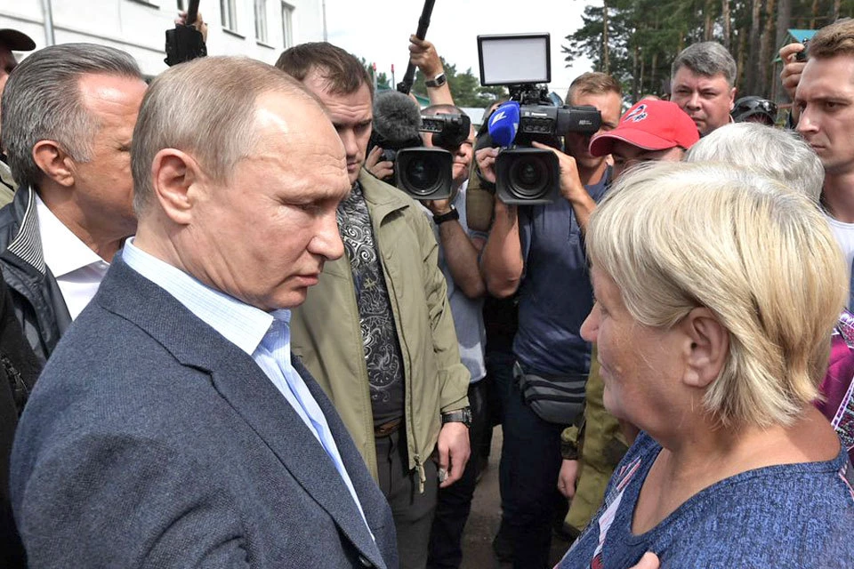 Владимир Путин на встрече с жителями Иркутской области, пострадавшими от наводнения.
