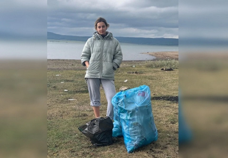 Девушки не смогли пройти мимо свалки на берегу и организовали уборку мусора