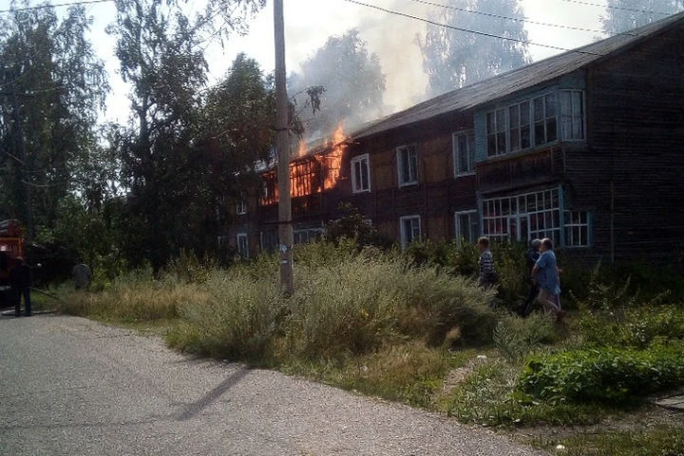В Лесосибирске загорелась деревянная двухэтажка: спасли 9 человек Фото: ЧП-Лесосибирск