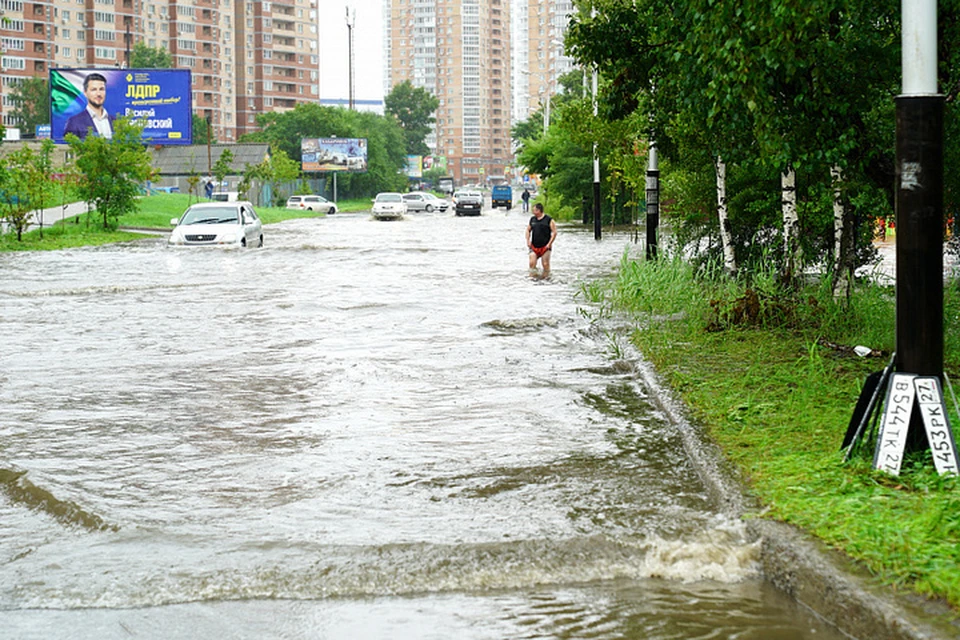 Хабаровск поплыл: Улица Флегонтова превратилась в реку и временно закрыта для движения автомобилей