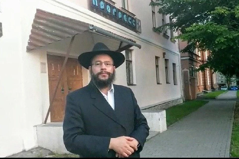 Раввин Бреста Хаим Рабинович совершил первую молитву в здании, которое снова станет синагогой. Фото: иудейская религиозная община Бреста