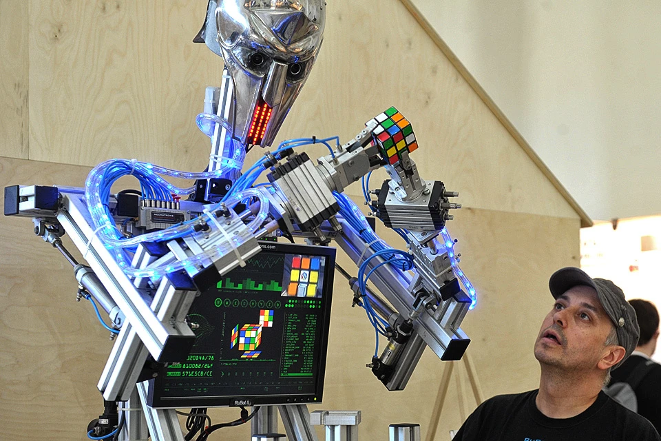 Робот Патрик на выставке `Робостанция` на ВДНХ в Москве.