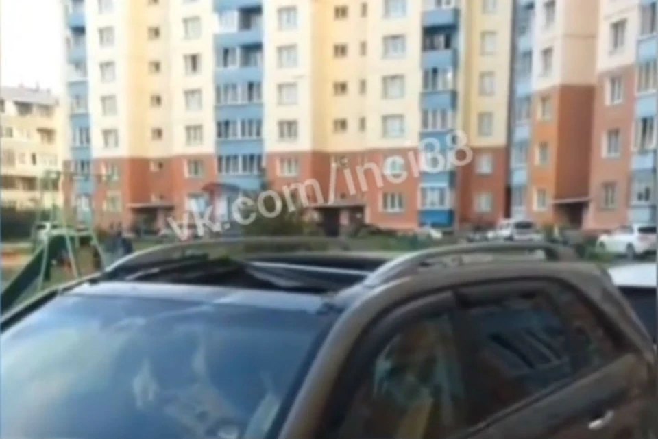 Упала на автомобиль: женщина чудом выжила после падения из окна пятого этажа в Ангарске. Фото: "Инцидент Иркутск" в соцсетях.