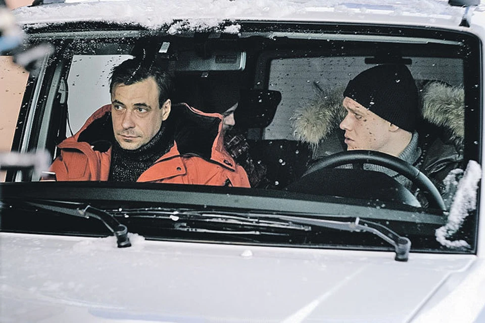 Евгений Цыганов (слева) играет сыщика, который, словно агент Купер в «Твин Пикс», расследует загадочное провинциальное убийство. Фото: Кадр из фильма
