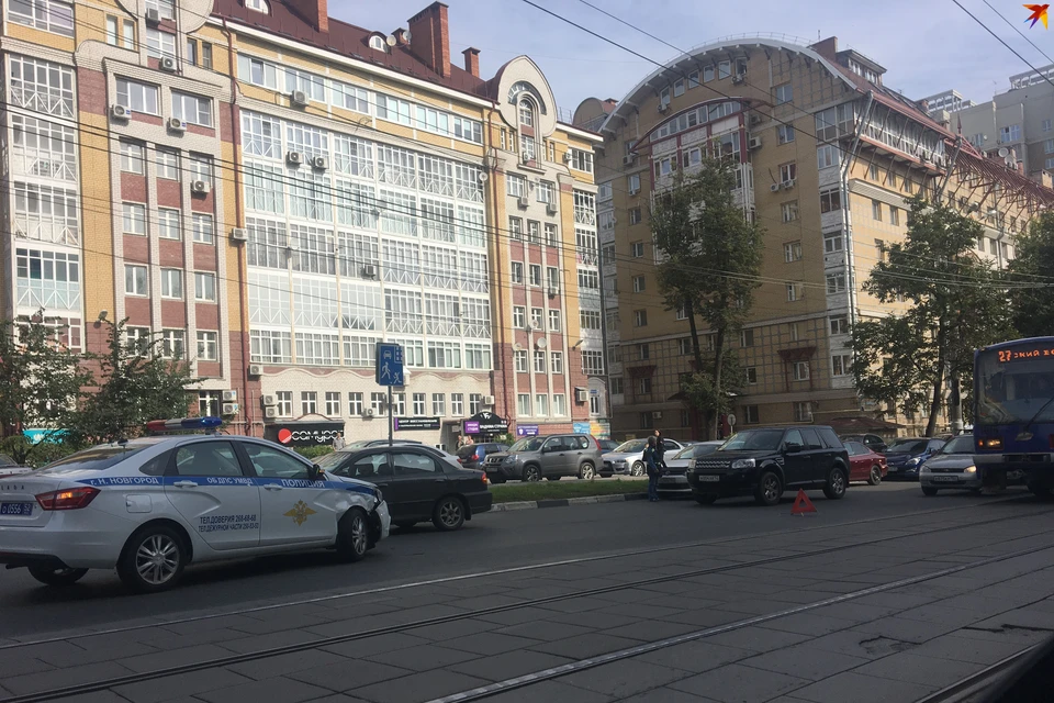 Трамваи на улице Белинского стоят в обе стороны.