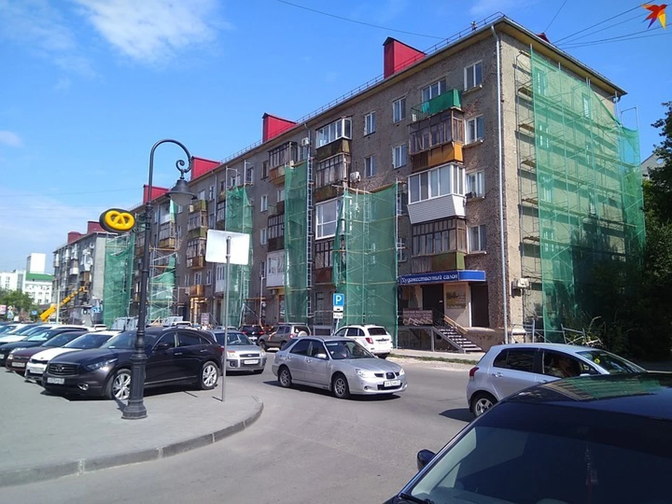 На улице Пушкина в порядок приводят сразу несколько домов. На всех объектах мы заметили только одного рабочего.