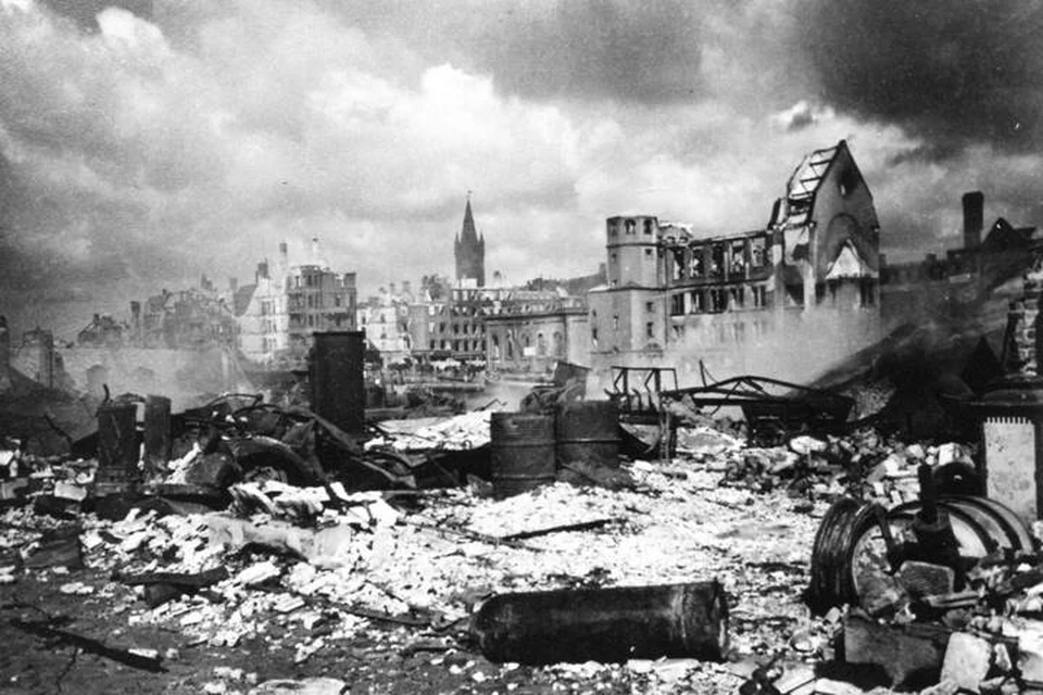 После налетов английской авиации центр Кёнигсберга превратился в выжженные руины.