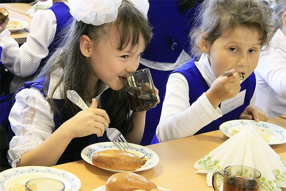 Нарушения питания были выявлены более чем в трех тысячах школ