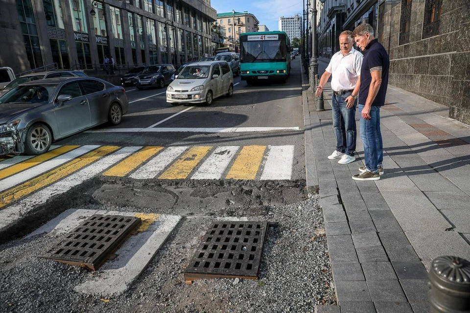 Огромная яма на Алеутской у краевого МВД. Фото: Игорь Новиков, администрация Приморского края