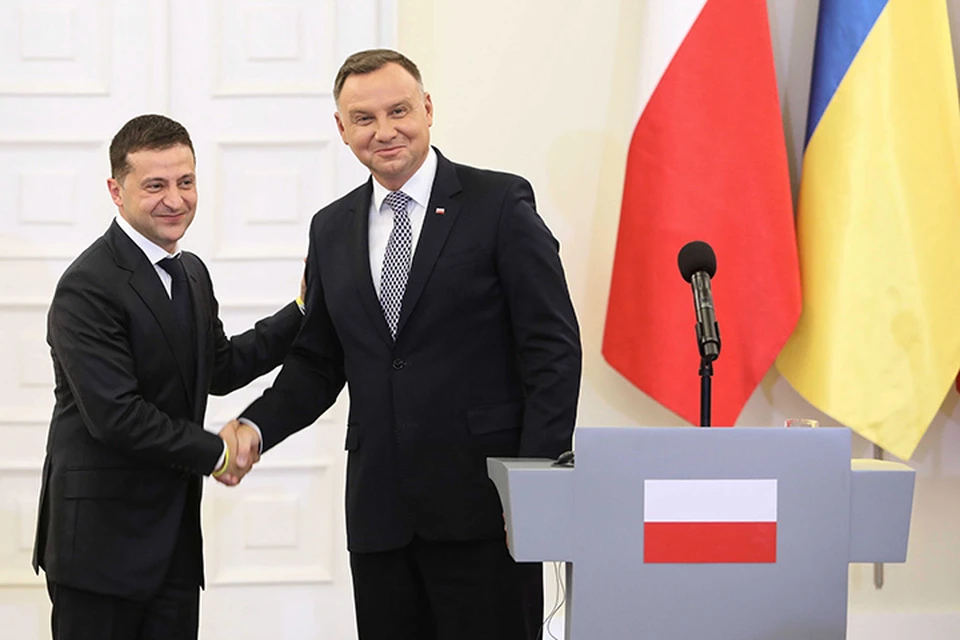 Зеленский договорился с Польшей, что те будут поставлять на Украину газ, который сами закупят у американских компаний. Фото: EPA/WOJCIECH OLKUSNIK/ТАСС