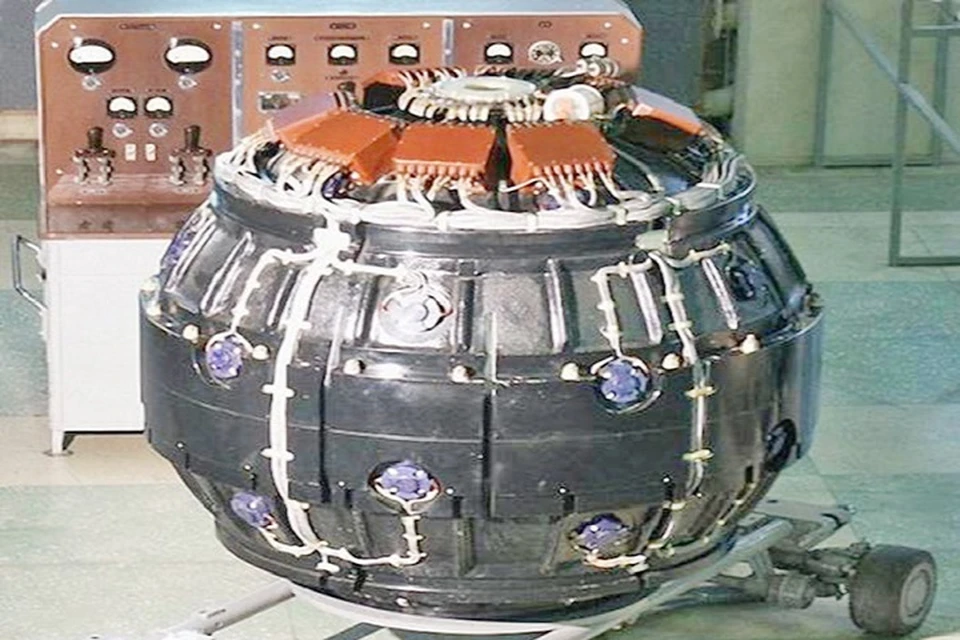 Первая советская атомная бомба имела заряд плутония мощностью в 22 килотонны.