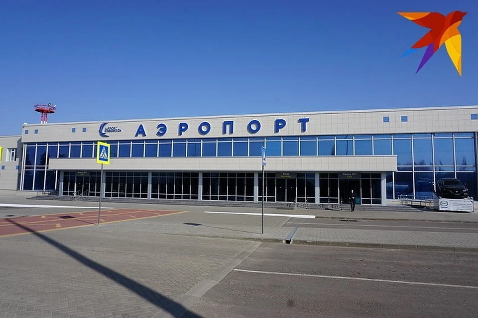 На данный момент аэропорт работает в штатном режиме, решают вопрос с отправкой пассажиров рейса, где произошло ЧП в Санкт-Петербург.