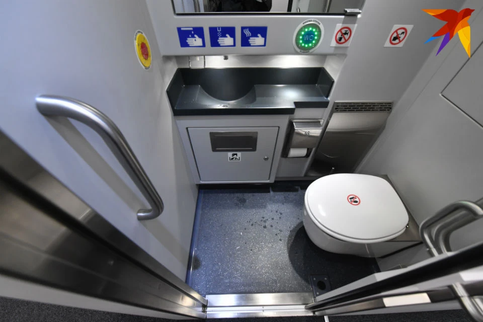 В аэроэкспрессе есть туалет шереметьево. Депо аэроэкспресс. Аэроэкспресс 2 этажный. Штадлер эш2 внутри. В аэроэкспрессе есть туалет шереметьево.