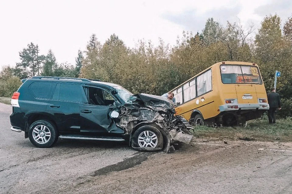 Водитель внедорожника попытался обогнать автобус, когда тот начал поворачивать. Фото: СУ СКР Чувашии