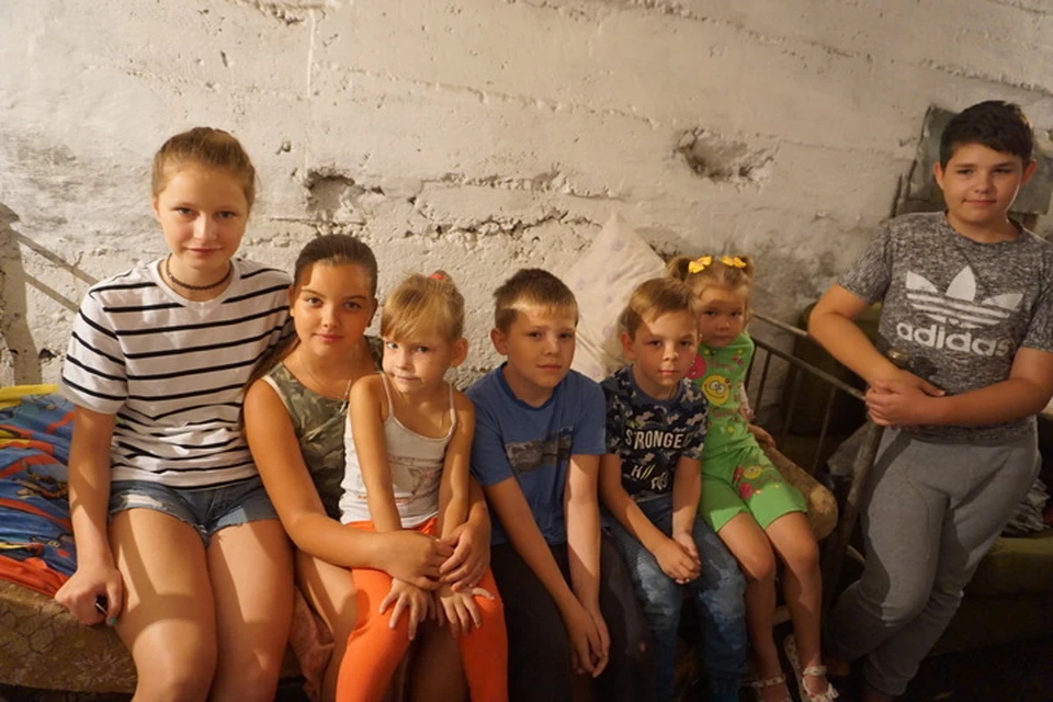 Это дети Горловки, вынужденные укрываться в подвале от украинских снарядов. Тут они и играют, и уроки учат.