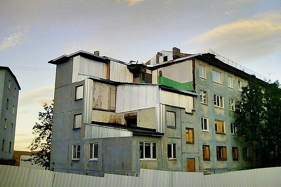 Так выглядит сейчас дом на улице Свердлова - первый подъезд закрыт металлическими листами. Фото: портал "Медуза" (meduza.io)