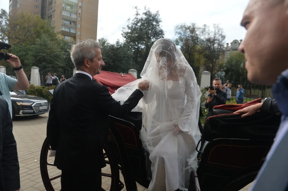На невесте платье цвета шампань от израильского дизайнера за 700 тысяч рублей. Фото: Дмитрий СЕРГЕЕВ