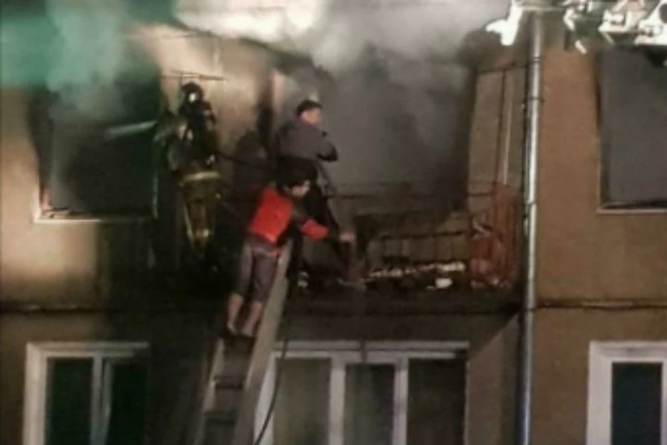 Пожар в жилом доме в Ангарске: пять человек пострадали из-за взрыва самогонного аппарата. Фото: ГУ МЧС России по Иркутской области.