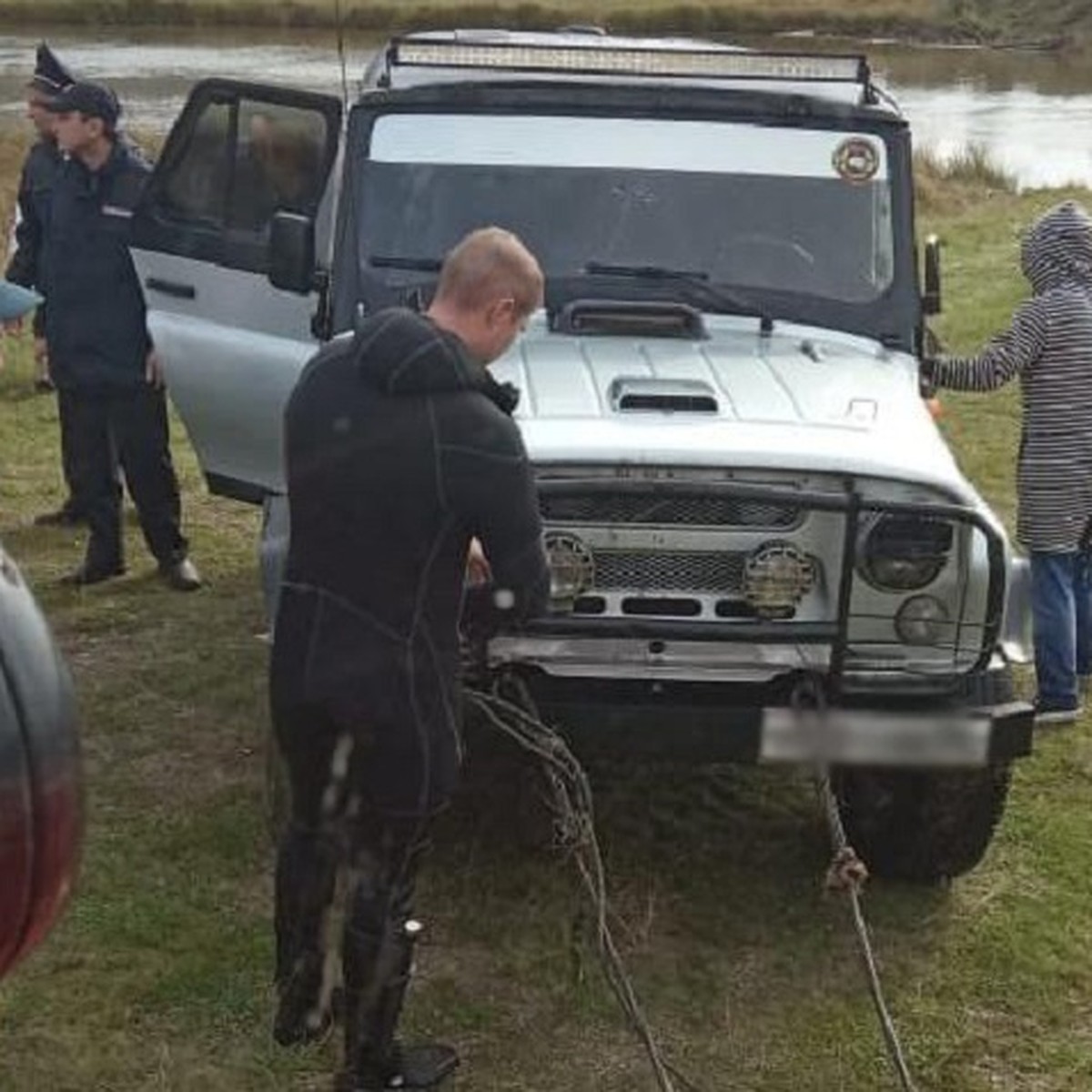 Три человека не смогли выбраться: на Урале внедорожник утонул в реке вместе  с людьми - KP.RU