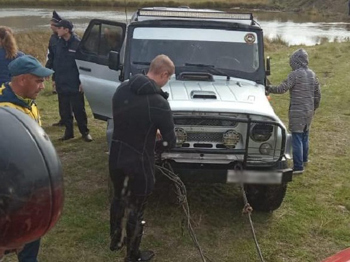 Три человека не смогли выбраться: на Урале внедорожник утонул в реке вместе  с людьми - KP.RU