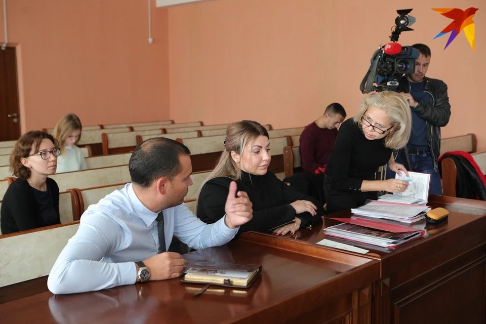 Мама девочки (в центре) говорит, что дочка до сих пор ходит к психологу, на лице девочки остались рубцы от ран
